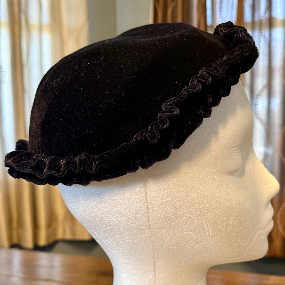 VTG 50s MCM Women Black Velvet Ruffle Brim Cocktail Fascinator Pillbox Half Hat
